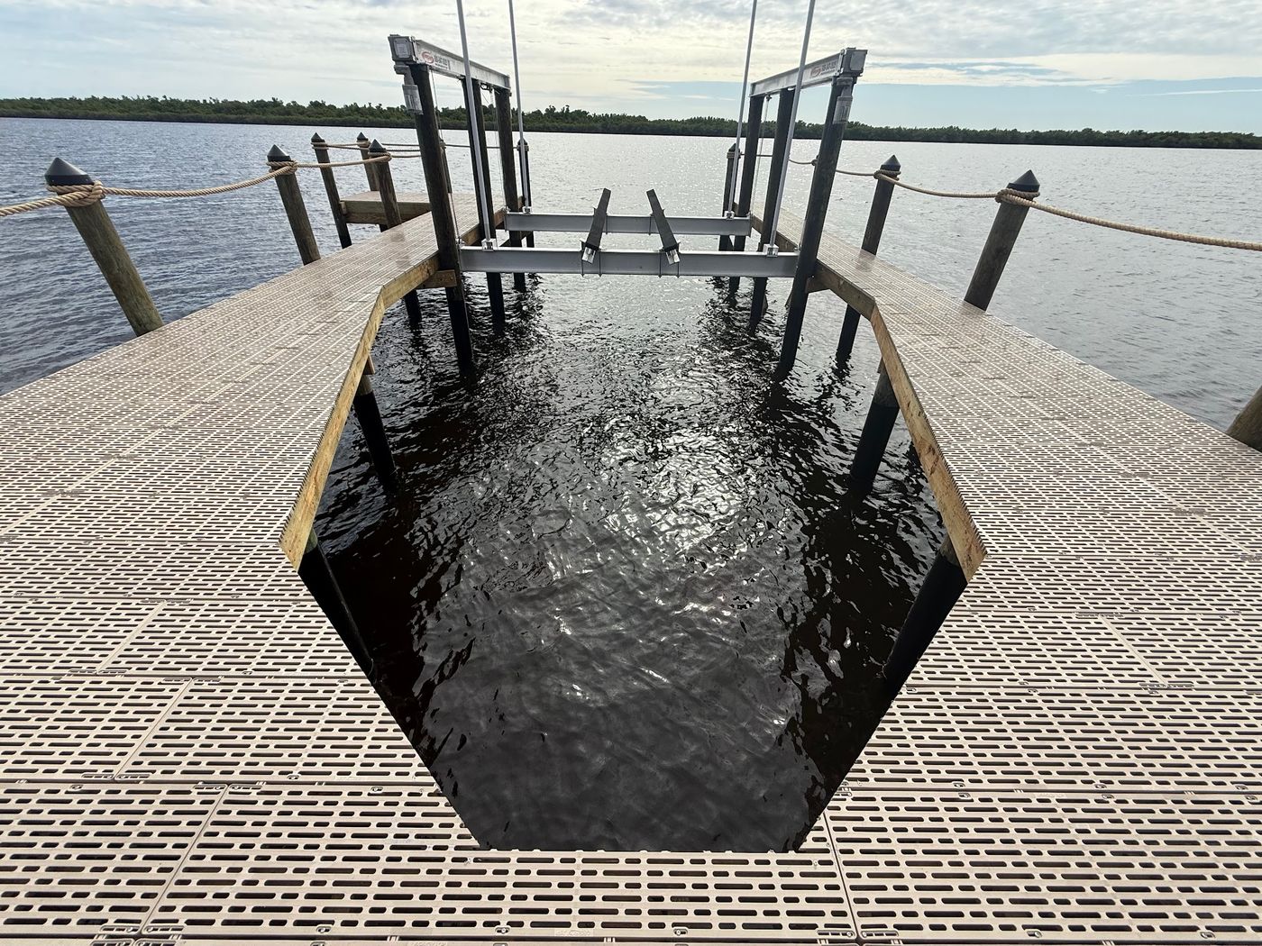 Platform dock with cut lift well
