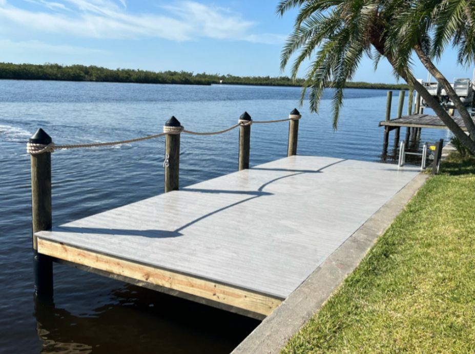 Platform dock with rope rails